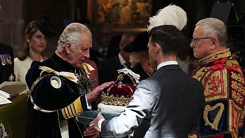 Emotionaler Moment: König Charles III. berührt während des Gottesdienstes in der Kathedrale St. Giles die Krone von Schottland.