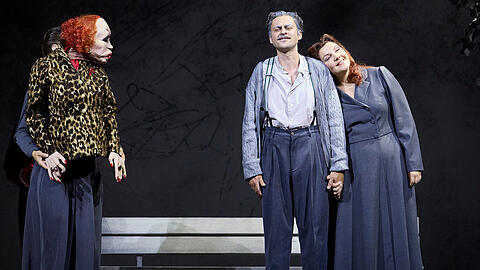 Ludwig Mittelhammer (Alfred Ill) und Sophie Rennert (Claire Zachanassian) im &bdquo;Besuch der alten Dame&ldquo;.