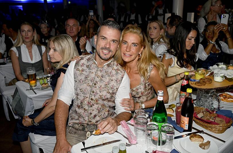 Im trachtigen Pärchen-Look: Giulia Siegel mit Freund Ludwig Heer. Im trachtigen Pärchen-Look: Giulia Siegel mit Freund Ludwig Heer.