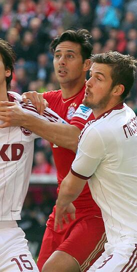 CLAUDIO PIZARRO: Note 3.
Von Heynckes ungewohnt als Spielmacher aufgeboten. Machte viele Kilometer, dazu mit einer klasse Torvorlage auf Rafinha (17.). Scheiterte selbst an Schäfer, später ging sein kluger Lupfer knapp daneben. Kämpft mit Gomez um einen Startplatz gegen Barcelona.