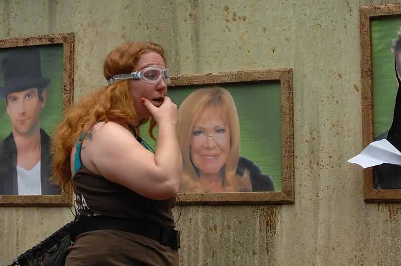 In der Ahnengallerie des Dschungelcamps wartete wieder jede Menge Krabbel- und Kriechzeugs auf Rebecca.