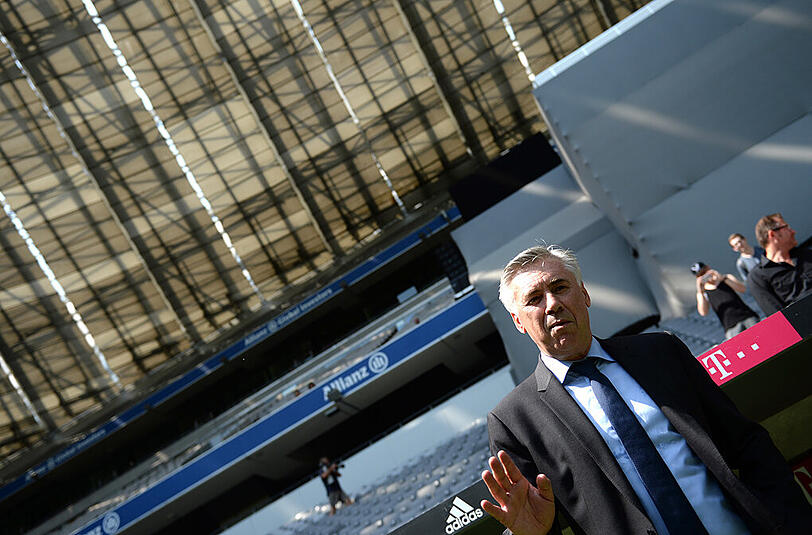 Bella Figura auch im Anzug: Carlo Ancelotti vor der Tribüne der Allianz Arena.