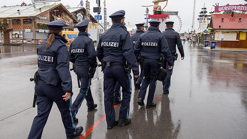 Polizisten patroullieren auch dieses Jahr wieder auf dem Oktoberfest-Gelände. Polizisten patroullieren auch dieses Jahr wieder auf dem Oktoberfest-Gelände.