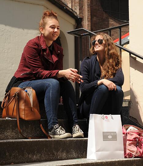 Die Shopping-Tüten abstellen und gut ist.