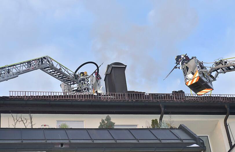 75 Feuerwehrleute kämpften stundenlang gegen das Feuer - die Bilder vom Einsatz.