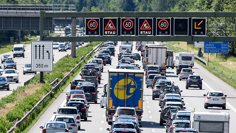 Eine solche Schilderbrücke auf der Autobahn wurde umgefahren. (Archivbild)