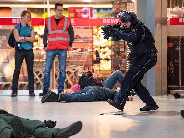 Bei der bisher größten Anti-Terror-Übung auf einem deutschen Flughafen haben Polizisten den Ernstfall geprobt.