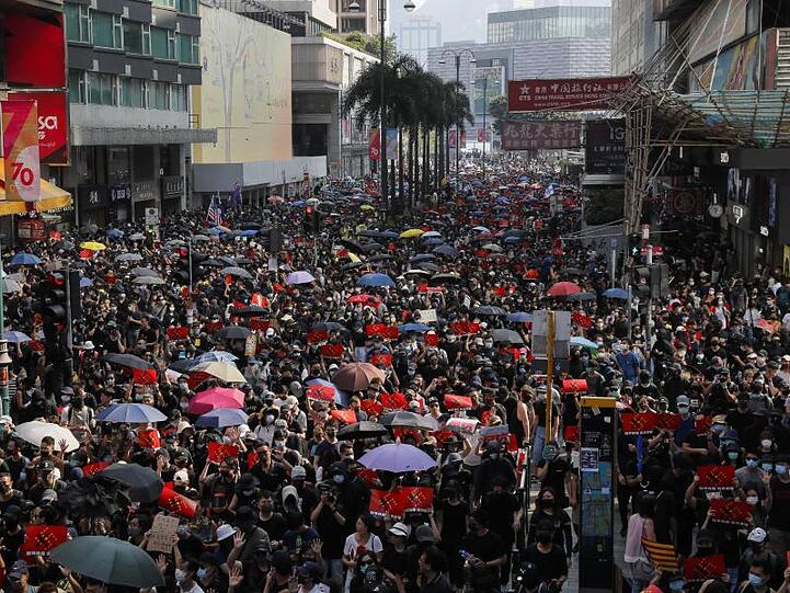 Seit dem 9. Juni demonstrieren die Hongkonger gegen die eigene Regierung. Sie kritisieren einen wachsenden Einfluss der Pekinger Führung auf die ehemalige britische Kronkolonie.
