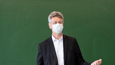 Michael Piazolo (Freie Wähler), Kultusminister von Bayern, besucht mit Mundschutz ein Gymnasium. Foto: Sven Hoppe/dpa/Archivbild