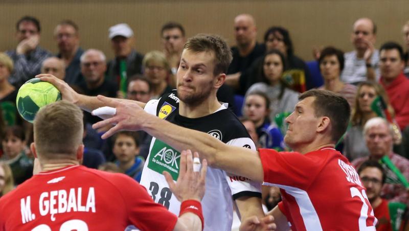 Deutschlands Fabian Böhm (M) setzt sich im WM-Test gegen Polen gegen zwei Gegenspieler durch. Deutschlands Fabian Böhm (M) setzt sich im WM-Test gegen Polen gegen zwei Gegenspieler durch.