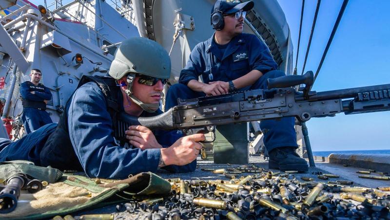 Schießübungen an Bord eines US-Zerstörers im Golf von Oman (Archiv). Die Vereinigten Staaten schicken weitere Soldaten nach Saudi-Arabien. Schießübungen an Bord eines US-Zerstörers im Golf von Oman (Archiv). Die Vereinigten Staaten schicken weitere Soldaten nach Saudi-Arabien.