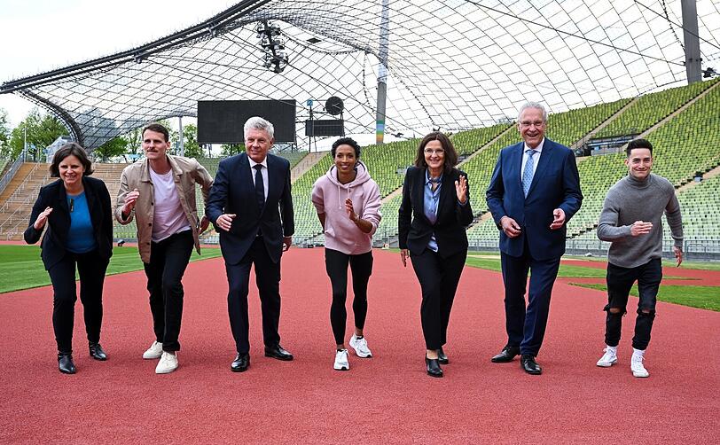 Machen einen auf sportlich: Auch Dieter Reiter (3.v.l.) und Sportminister Joachim Herrmann (r.) sind bei der Präsentation dabei.