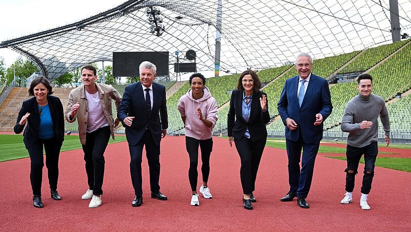 Machen einen auf sportlich: Auch Dieter Reiter (3.v.l.) und Sportminister Joachim Herrmann (r.) sind bei der Präsentation dabei. Machen einen auf sportlich: Auch Dieter Reiter (3.v.l.) und Sportminister Joachim Herrmann (r.) sind bei der Präsentation dabei.