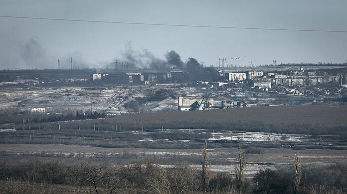 Blick auf die umkämpfte Kleinstadt Soledar im Osten der Ukraine.