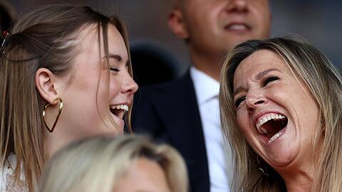 Prinzessin Ariane und Königin Máxima hatten sichtlich Spaß im Allmend-Stadion in Luzern. Kein Wunder: Die niederländischen Frauen gewannen 3:0 gegen Wales.