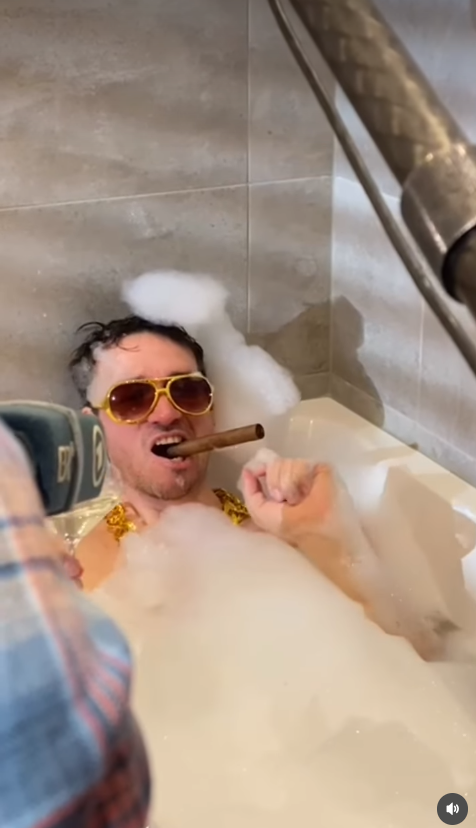 Felix Neureuther mal ganz anders: Mit Zigarre im Mund posiert er f&uuml;r die Kameras.