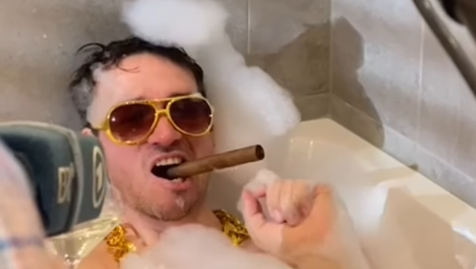 Felix Neureuther mal ganz anders: Mit Zigarre im Mund posiert er f&uuml;r die Kameras.