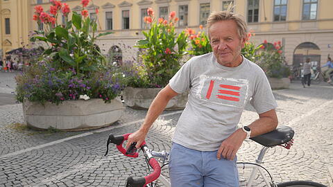 Karl H. wird jetzt noch etwas mehr Rad fahren also sonst. Er wei&szlig; nach etwa f&uuml;nf Wochen immer noch nicht, wie lange er noch auf seinen F&uuml;hrerschein warten muss.
