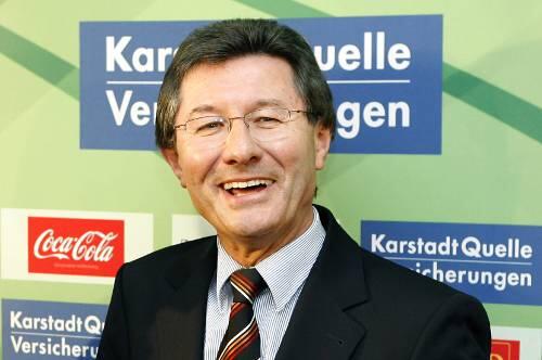 Der Präsident ist großzügig: Helmut Hack stellt für das Spiel gegen Oberhausen 4000 Freikarten für Quelle-Mitarbeiter zur Verfügung.