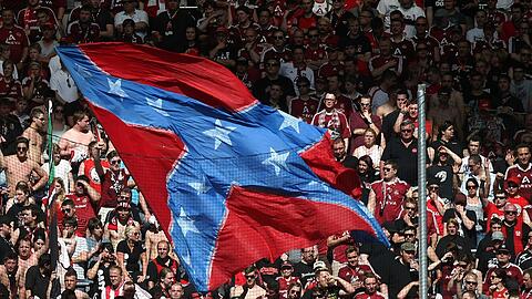Auch in Deutschland wird die Konföderierten-Flagge gelegentlich gezeigt &ndash; hier von einer extremen Fanvereinigung des 1. FC Nürnberg.