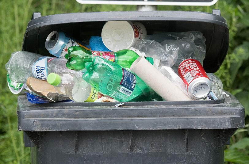 Plastikflaschen liegen in einer überfüllten Mülltonne. Foto: Armin Weigel