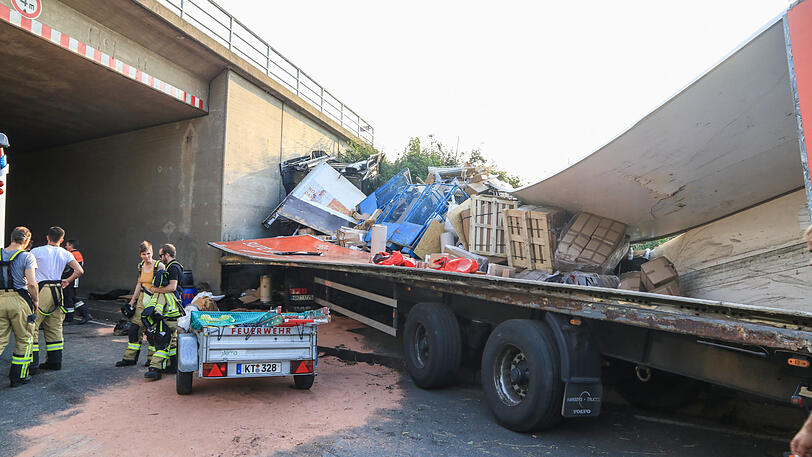 Der Lastwagen wurde komplett zerstört, der Fahrer mit schweren Verletzungen ins Krankenhaus gebracht. Die Bilder vom Unfallort.