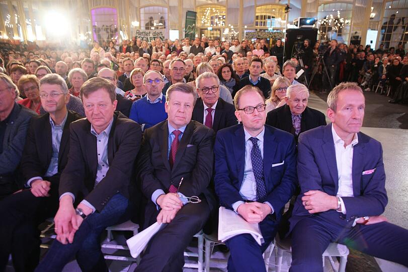 Die Veranstaltung in der Theaterfabrik war gut besucht, die Stimmung teils ziemlich aufgeheizt.