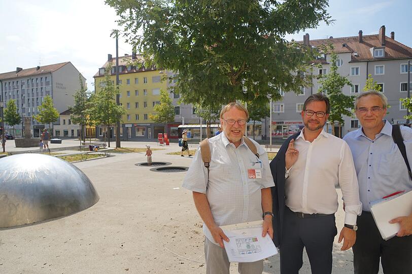 V.l. Richard Roth, Florian Pronold und Florian Ritter von der SPD verschafften sich einen Eindruck über den Wandel im Viertel.
