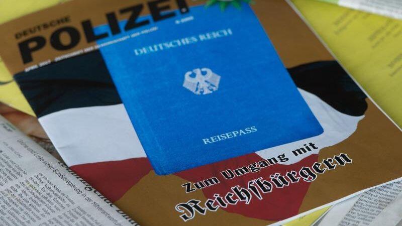 Die April-Ausgabe der Zeitschrift "Deutsche Polizei", die von der Gewerkschaft der Polizei herausgegeben wird. Foto: Jochen Lübke/Archivbild