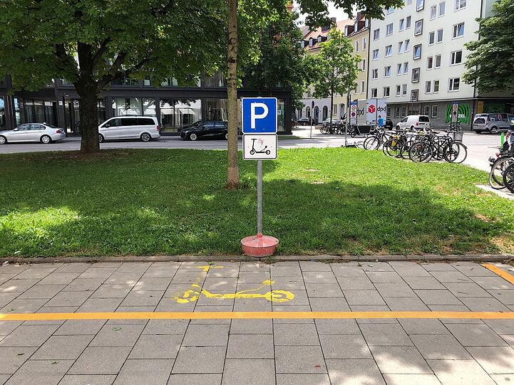 Komplett leer: Der Parkplatz an der Schmidstraße.