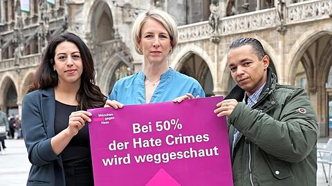 Nesrin Gül, Bürgermeisterin Katrin Habenschaden und Alexander Adler mit einem Plakat, das in den nächsten Wochen an noch mehr Stellen in München zu finden sein wird.