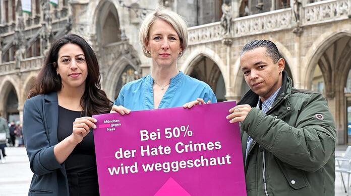 Nesrin Gül, Bürgermeisterin Katrin Habenschaden und Alexander Adler mit einem Plakat, das in den nächsten Wochen an noch mehr Stellen in München zu finden sein wird.