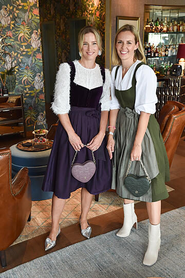 Constanze Schnitzler und Veronika Stork-Jacklbauer (CocoVero) präsentierten ihr Dirndl beim Trachtensommer im Ingolstadt Village. Die beiden setzten auf klassische Tracht mit einem modernen Twist.