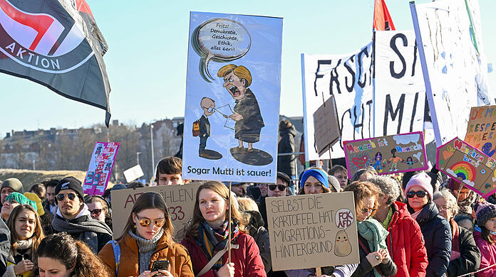 Bei ihren Schildern zeigten die Demonstranten sehr viel Kreativität und Witz.