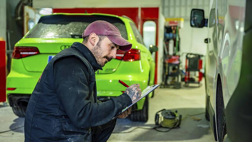 Ein Techniker wartet ein Auto. Das regelm&auml;&szlig;ig zu tun, stellt sicher, dass der Spritverbrauch so gering wie m&ouml;glich bleibt.