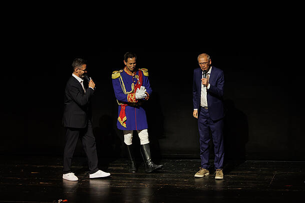 G&uuml;nther Jauch (von rechts) mit dem "Kini"-Darsteller Matthias Stockinger und Moderator Alexander Houben auf der B&uuml;hne im Festspielhaus Neuschwanstein in F&uuml;ssen.