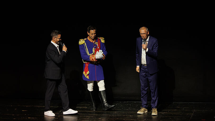 G&uuml;nther Jauch (von rechts) mit dem "Kini"-Darsteller Matthias Stockinger und Moderator Alexander Houben auf der B&uuml;hne im Festspielhaus Neuschwanstein in F&uuml;ssen.