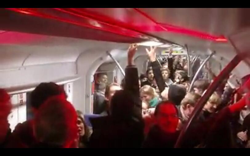 Bei dem über Facebook organisierten "Abschiedstrinken" in der Münchner S-Bahn haben rund 2.000 Menschen beim Feiern für erhebliche Sachbeschädigungen gesorgt.