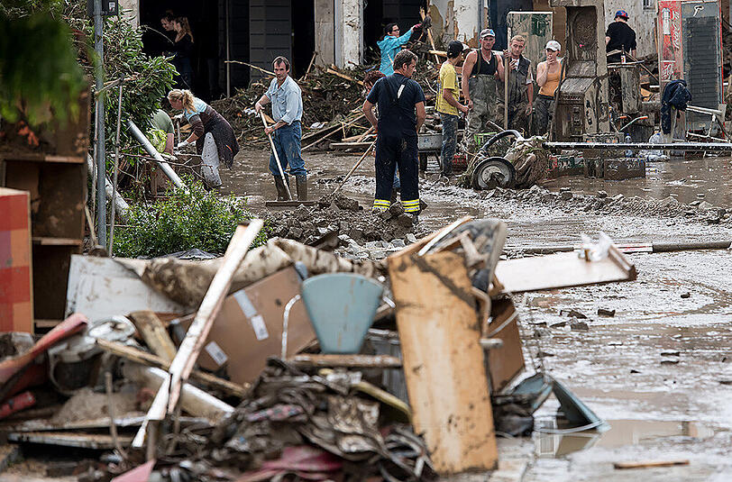 Aufräumen nach dem Hochwasser: Nasser Müll, Schlamm und Wasser soweit das Auge reicht. Die Bilder aus Simbach am Inn, Triftern und weiteren Gemeinden.
