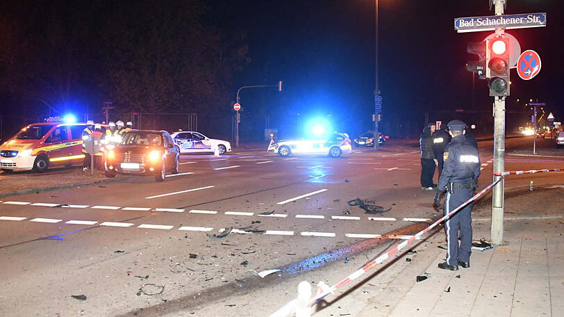 Dieser Crash hätte durchaus schlimmer ausgesehen können - fünf der sechs Unfallbeteiligten wurden nur leicht verletzt, eine Person mittelschwer. Die Bilder vom Unfallort.