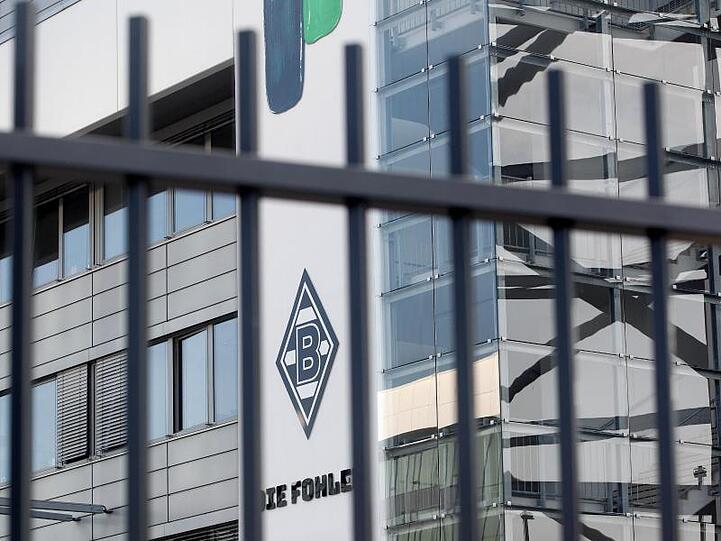 Ein Gladbacher Profi sowie ein Betreuer sollen zunächst positiv auf das Corona-Virus getestet worden sein.