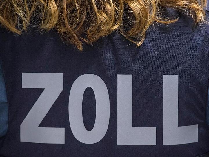 "Zoll" steht auf der ballistischen Schutzweste einer Zöllnerin. Foto: Boris Roessler/dpa/Archivbild