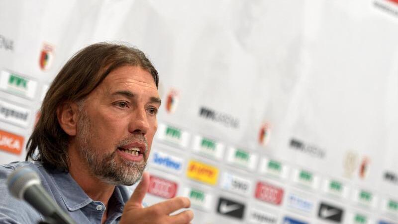 Martin Schmidt gibt in der WWK-Arena eine Pressekonferenz. Foto: Stefan Puchner Martin Schmidt gibt in der WWK-Arena eine Pressekonferenz. Foto: Stefan Puchner