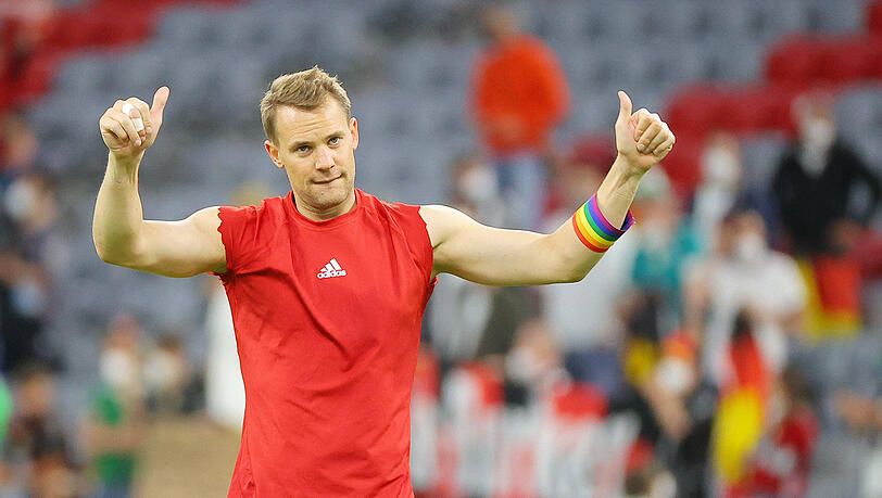 Zuletzt hatte Manuel Neuer mit einem ganz anderen Stück Stoff Aufmerksamkeit erregt – mit seiner Regenbogen-Kapitänsbinde. Nun sind es Mund-Nase-Bedeckungen für Kinder und Jugendliche.