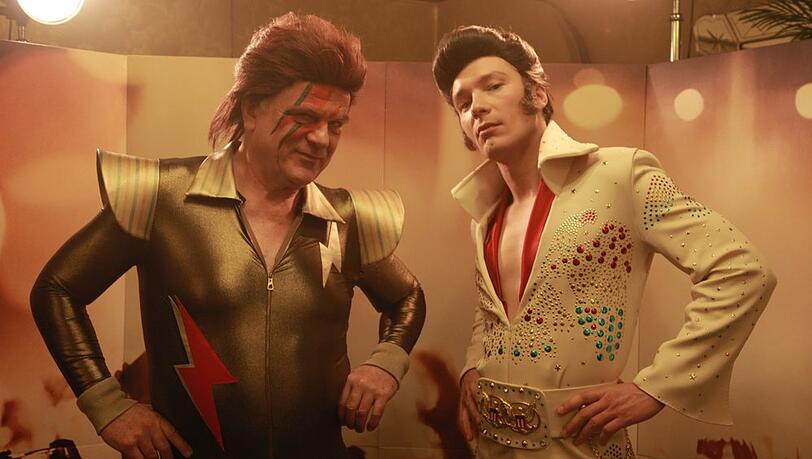 "Das schwarze Quadrat": Vincent Kowalski als David Bowie (Bernhard Schütz, l.) und Nils Forsberg als Elvis (Jacob Matschenz) bereiten sich auf Ihren Auftritt vor.