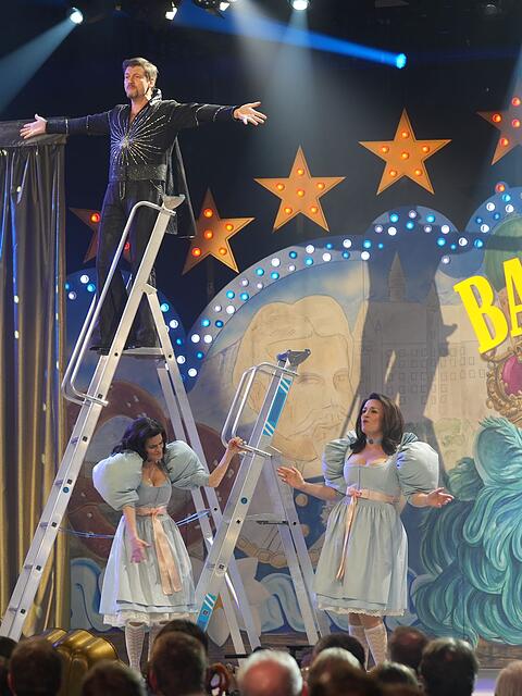 Eine Szene aus dem vergangenen Jahr: Elvis-S&ouml;der und die beiden CSU-Zwillingsprinzessinnen Kaniber und B&auml;r.