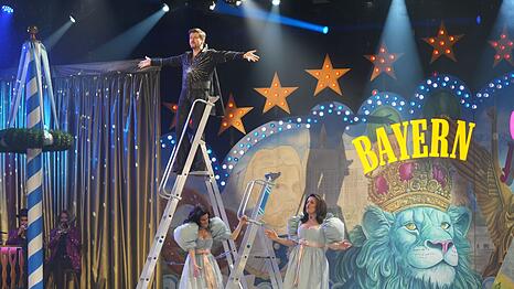 Eine Szene aus dem vergangenen Jahr: Elvis-S&ouml;der und die beiden CSU-Zwillingsprinzessinnen Kaniber und B&auml;r.