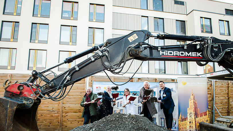 Symbolischer Spatenstich für das neue Elternhaus am 2. Dezember. Von links nach rechts: Prof. Stephan Heller (Vorsitzender des Stiftungsvorstands „Wir helfen München“), Harry Habermann (Stiftungsvorstand „Wir helfen München“), Prof. Julia Hauer (Chefärztin Kinderklinik Schwabing), Oberbürgermeister Dieter Reiter und Dr. Tim Guderjahn (Kaufmännischer Geschäftsführer München Klinik)