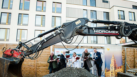 Symbolischer Spatenstich für das neue Elternhaus am 2. Dezember. Von links nach rechts: Prof. Stephan Heller (Vorsitzender des Stiftungsvorstands „Wir helfen München“), Harry Habermann (Stiftungsvorstand „Wir helfen München“), Prof. Julia Hauer (Chefärztin Kinderklinik Schwabing), Oberbürgermeister Dieter Reiter und Dr. Tim Guderjahn (Kaufmännischer Geschäftsführer München Klinik)