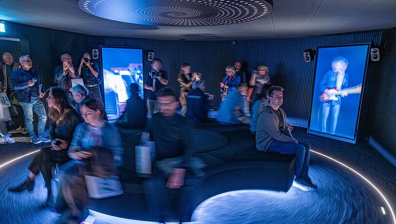 In einem speziellen Raum bekommen die Besucher der Landesausstellung aus verschiedenen Richtungen etwas auf die Ohren.